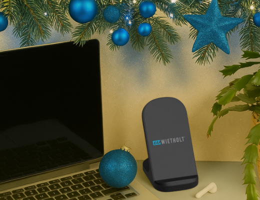 Weihnachtliche Szene mit Deko am Arbeitsplatz und personalisiertem WIETHOLT Geschenk