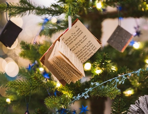 Festliche Arbeitsumgebung mit Geschenk und Tannenzweig